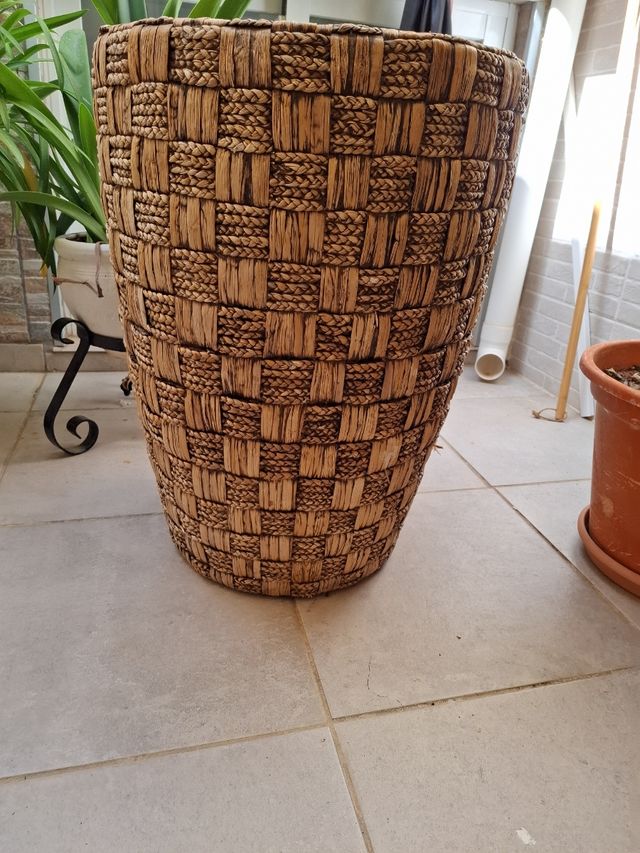 Macetero mimbre marrón