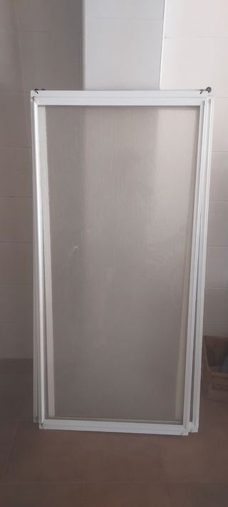 Puertas y ventanas blancas interiores