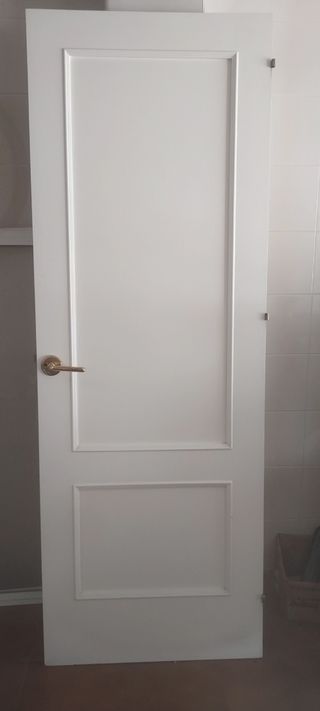 Puertas y ventanas blancas interiores