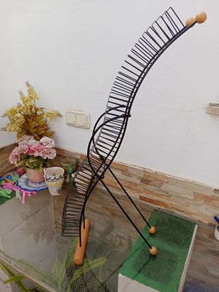 Torre portaCDs .Alto 80 cm,fondo 37 cm y ancho 16