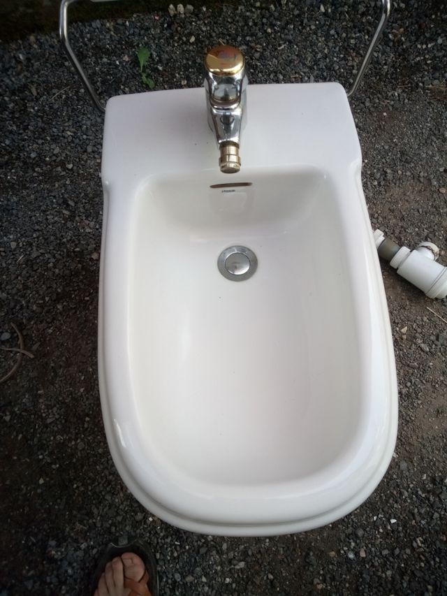 Bidet porcelana blanco, con grifo monomando Sangra
