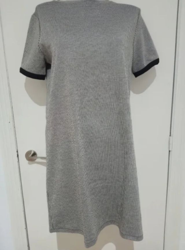 Vestido de rayas gris y negro
