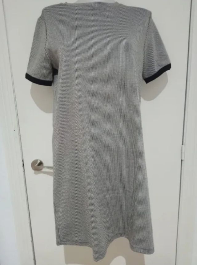 Vestido de rayas gris y negro