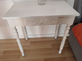 Mesa auxiliar blanca de madera