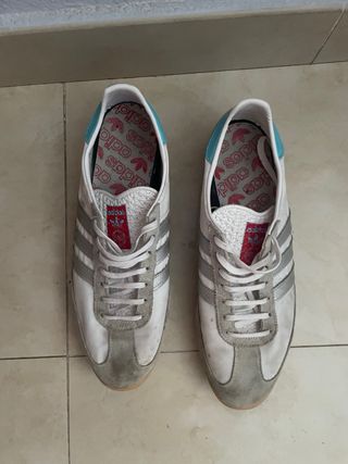 Zapatillas Adidas grises y blancas