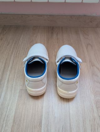 Zapatos sanitarios de seguridad.