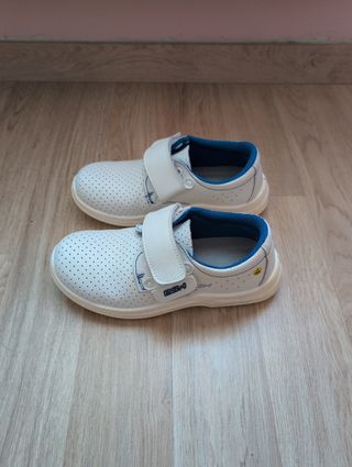 Zapatos sanitarios de seguridad.