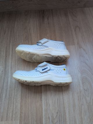 Zapatos sanitarios de seguridad.