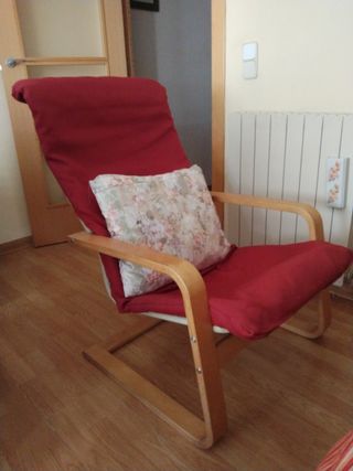 Butaca roja de madera