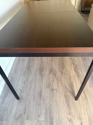 Mesa tapa efecto nogal y metal