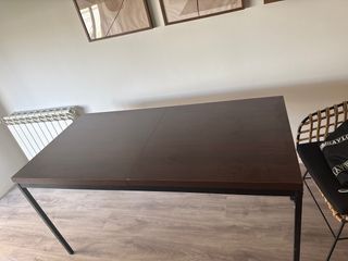 Mesa tapa efecto nogal y metal