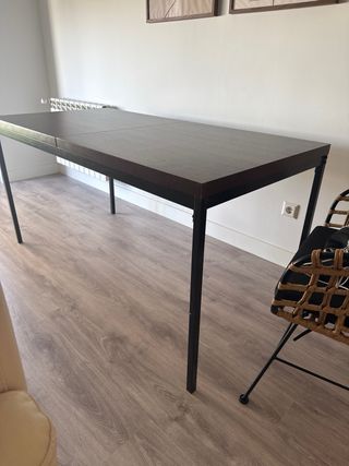 Mesa tapa efecto nogal y metal