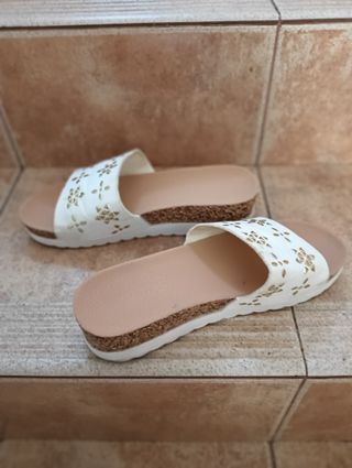 Sandalias cuña blancas y doradas