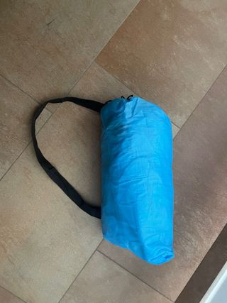 Sofa hinchable azul playa