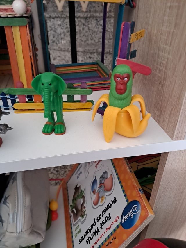Figuras coleccionables: Mono y pájaro