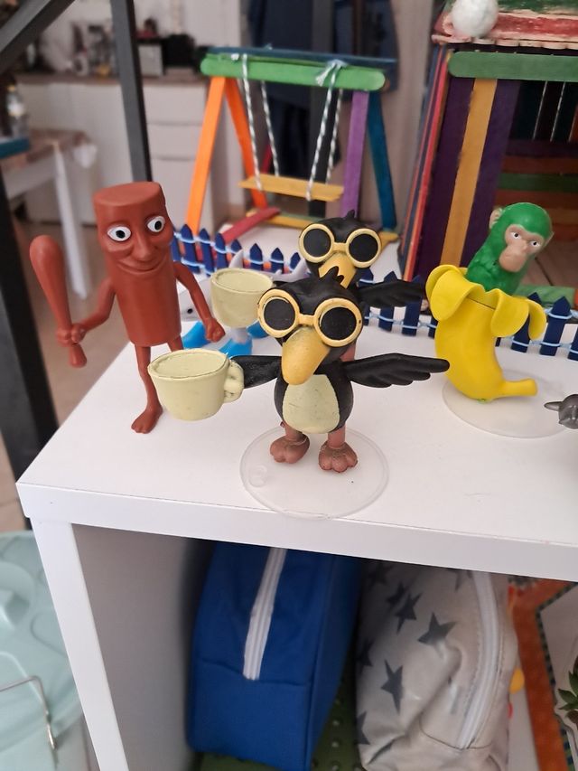 Figuras coleccionables: Mono y pájaro