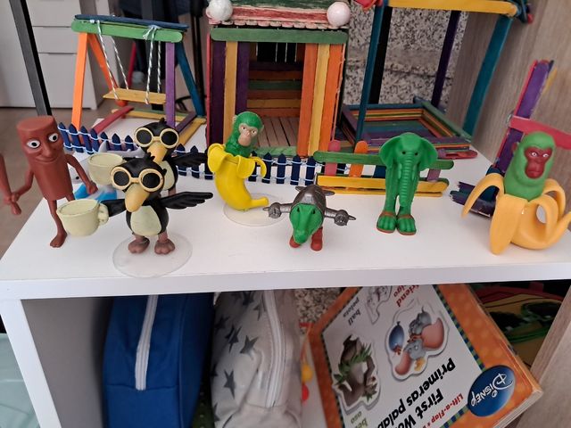 Figuras coleccionables: Mono y pájaro