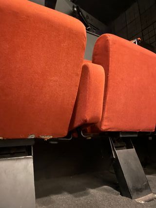 5 butacas rojas de cine