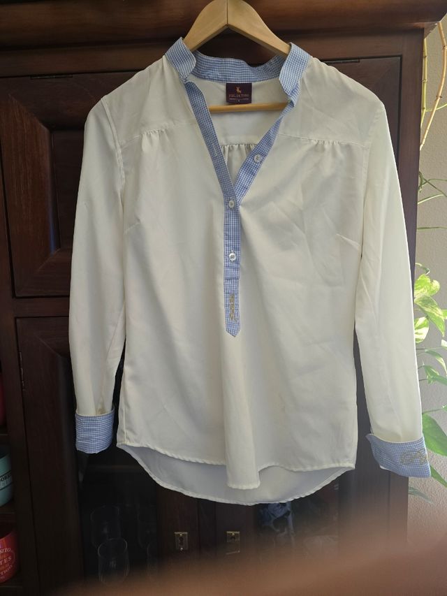 Blusa blanca y azul a cuadros