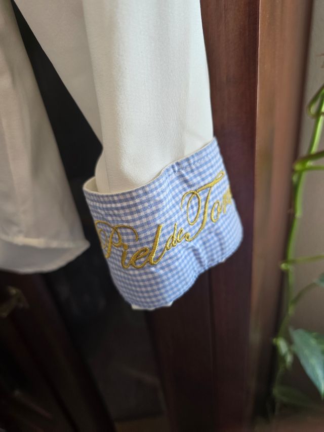 Blusa blanca y azul a cuadros
