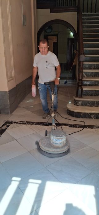 Pulidor y Abrillantador de  suelo Porterías.