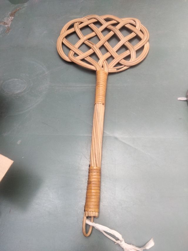 Sacudidor vintage de mimbre