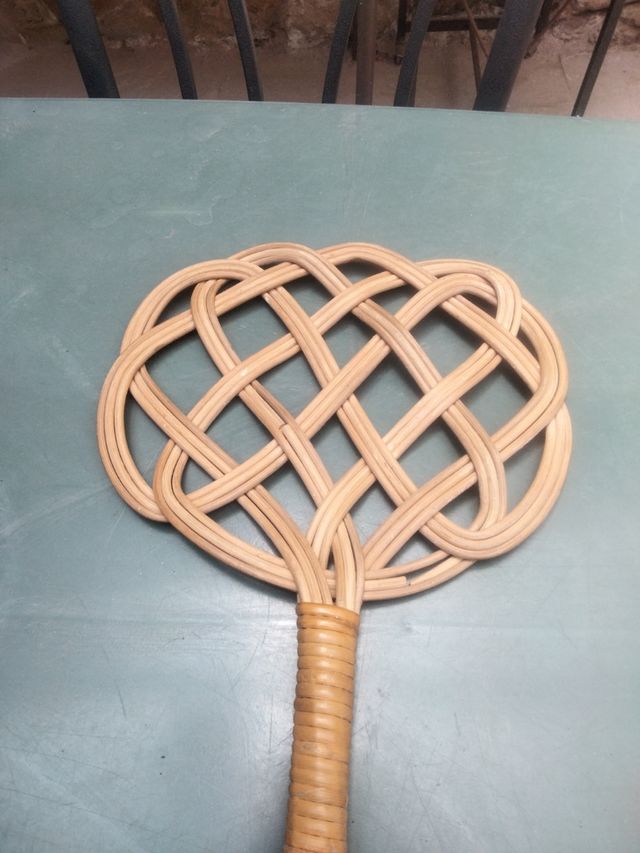 Sacudidor vintage de mimbre