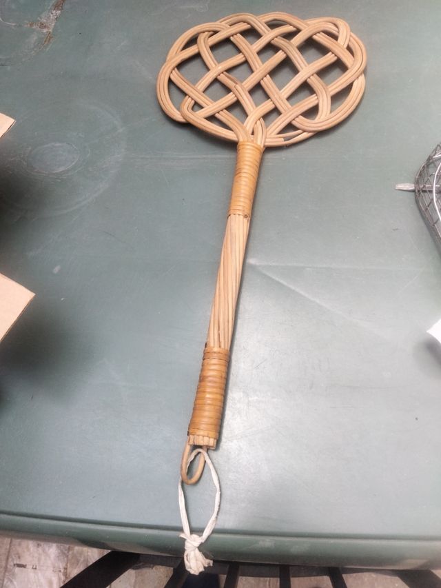 Sacudidor vintage de mimbre