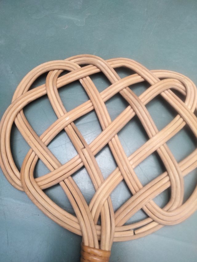 Sacudidor vintage de mimbre