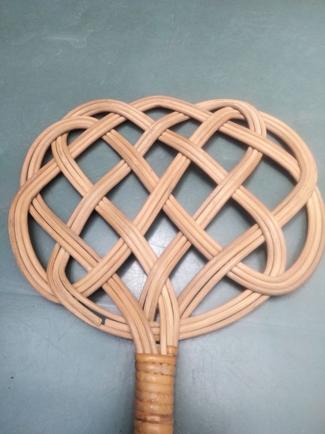 Sacudidor vintage de mimbre