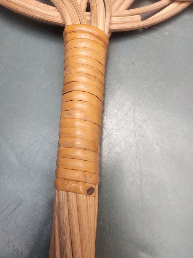 Sacudidor vintage de mimbre