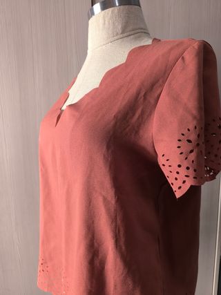 Blusa anaranjada con detalles