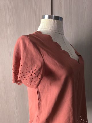 Blusa anaranjada con detalles
