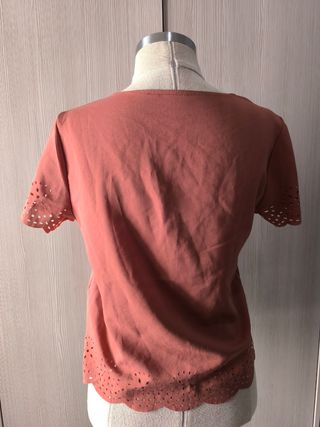 Blusa anaranjada con detalles