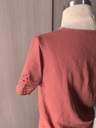 Blusa anaranjada con detalles