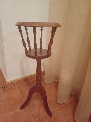Soporte antiguo para maceta.