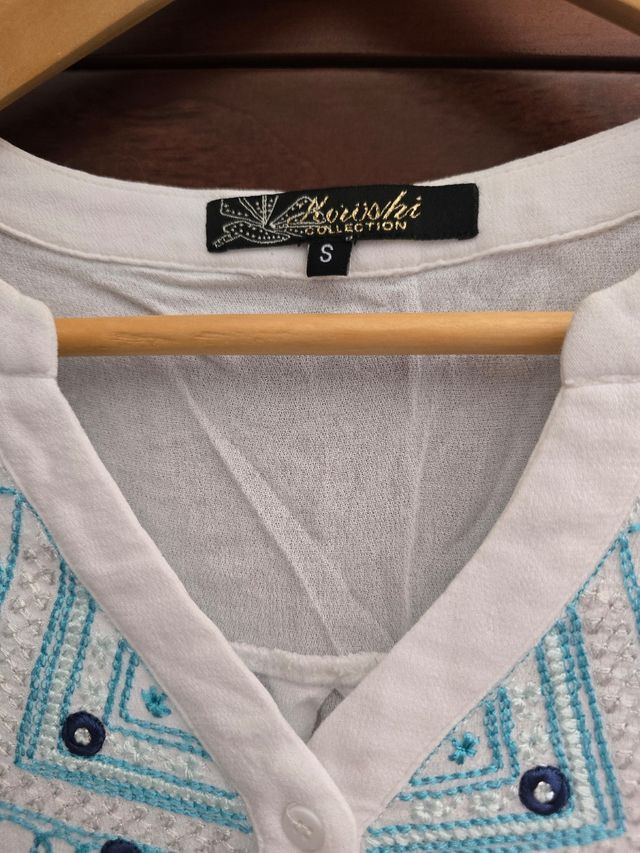 Blusa blanca koröshi sin mangas