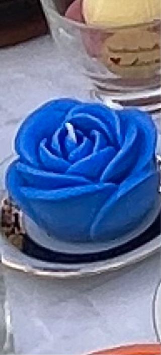 Candela a forma di rosa blu