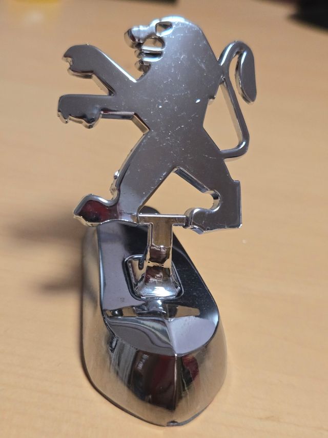 Emblema frontal Peugeot león