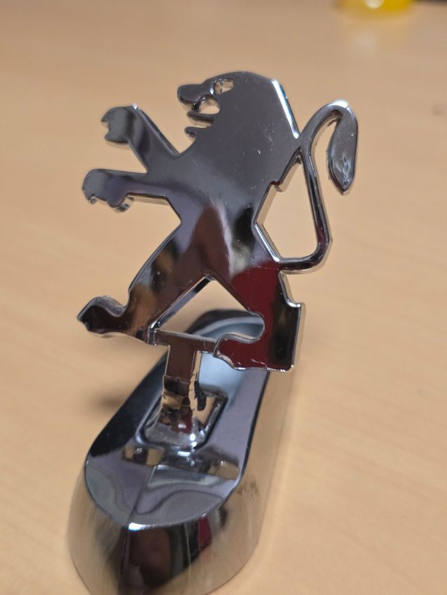 Emblema frontal Peugeot león