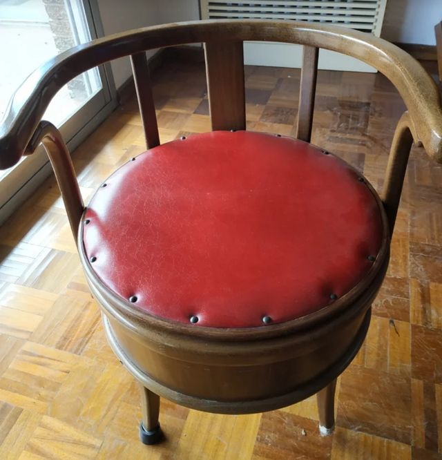 Silla orinal antigua de madera, recién restaurada