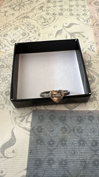 Anillos y joyas pequeñas 
