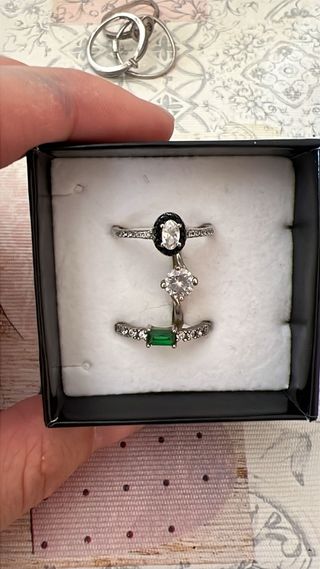 Anillos y joyas pequeñas 