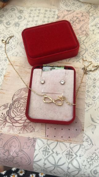 Anillos y joyas pequeñas 