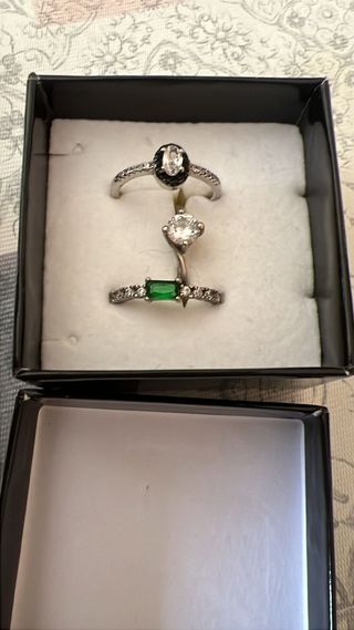 Anillos y joyas pequeñas 