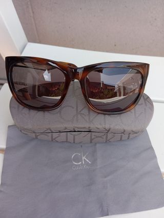 Gafas sol Calvin Klein marrón. Modelo CK4247S 004