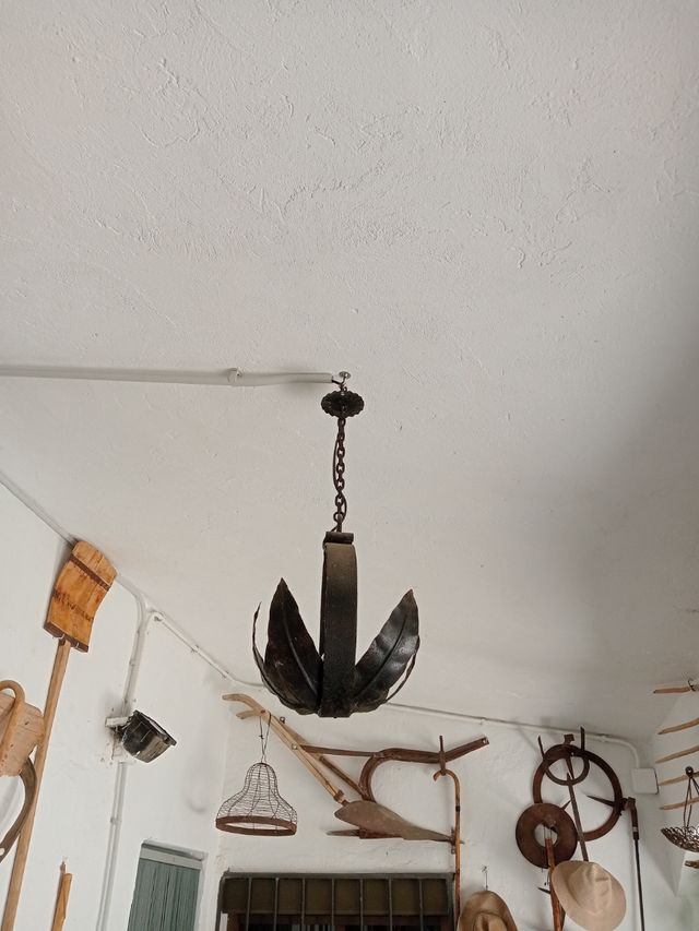 Lámpara hierro antigua