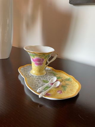 Xícara chá porcelana amarela c/ pires