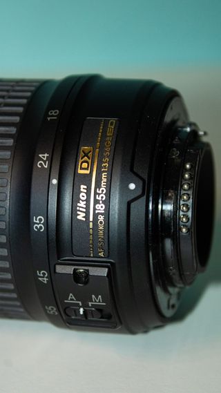 Cámara Nikon D3000 + Kit de Fotografía