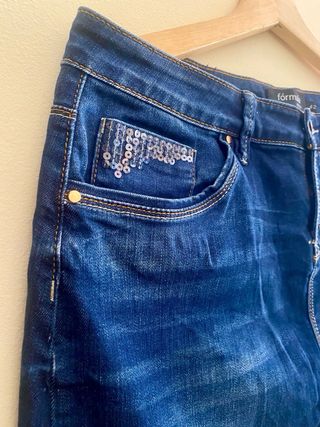 LOTE 10
Falda vaquera y blusa marca Blanco.